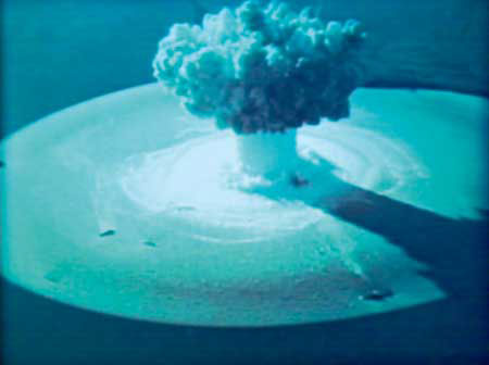 Фотография первого подводного ядерного взрыва на полигоне Новая Земля, бухта Чёрная, 21 сентября 1955 г., мощность 3,5 Кт, глубина 12 м