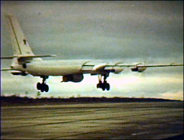 Испытание самой мощной термоядерной бомбы (50 Мт ТЭ). Самолет-носитель ТУ–95, 30 октября 1961 года. Сверху вниз: взлет самолета, самолет в полете, сброс бомбы (Архив Минатома)