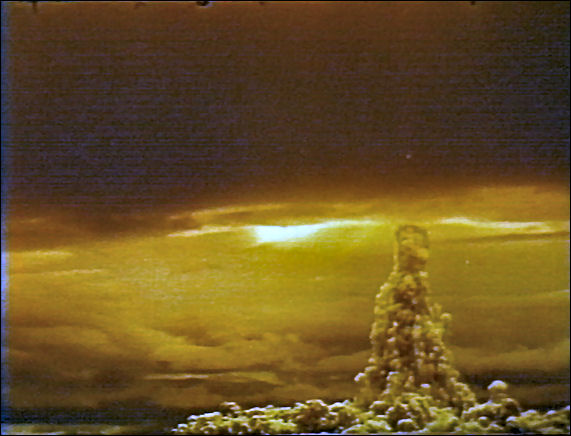 Испытание самой мощной термоядерной бомбы (50 Мт ТЭ). Самолет-носитель ТУ–95, 30 октября 1961 года. Сверху вниз: взлет самолета, самолет в полете, сброс бомбы (Архив Минатома)